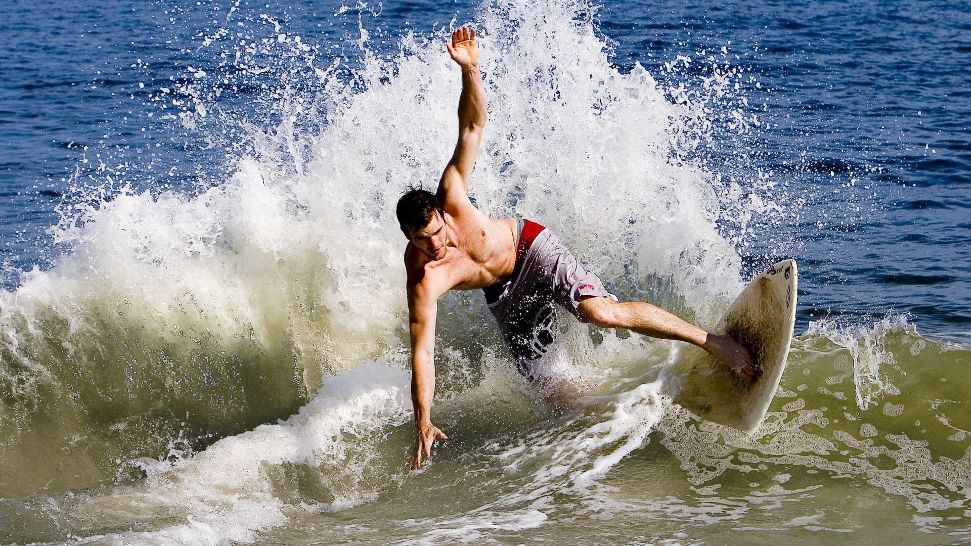 华体会官网安全-“三叉湖飞盘赛：全速投掷与精准接盘的极限比拼”