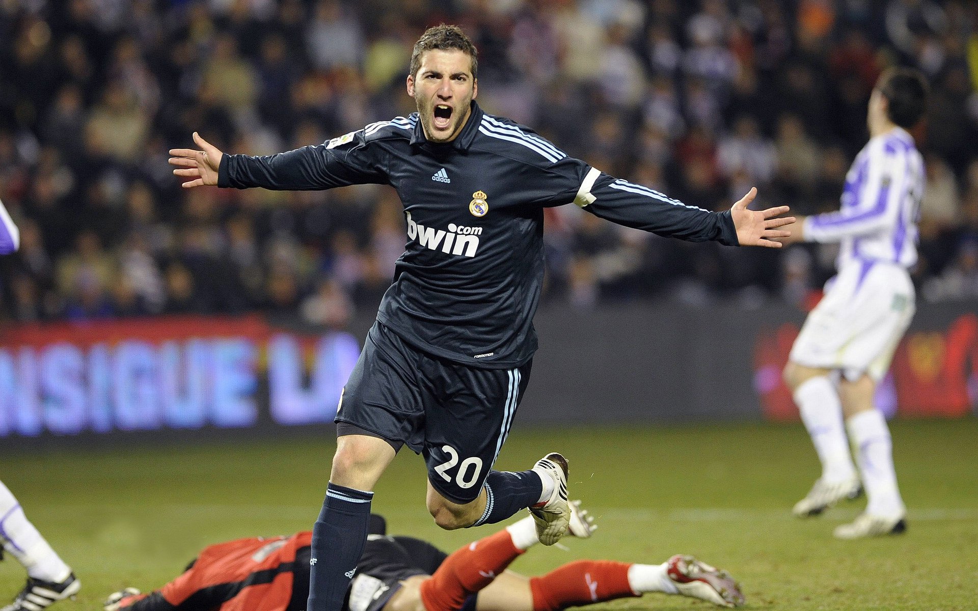 拜仁火力全开,击退博卡青年,拜仁进攻